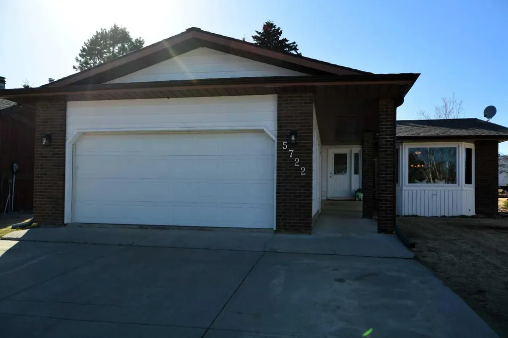 5722 11 Avenue Edson AB T7E1J6