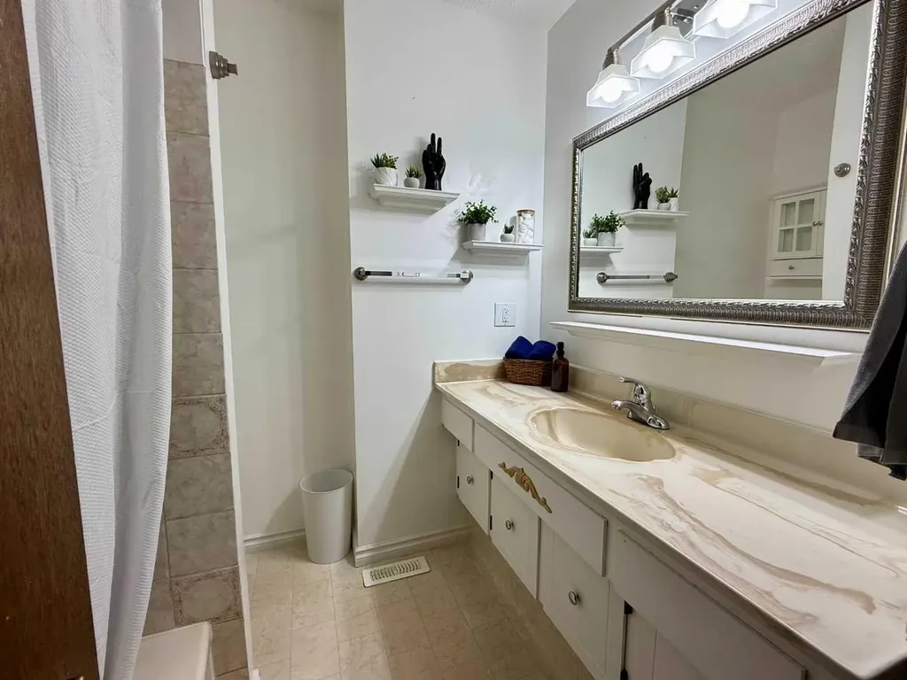 5722 11 Avenue Edson AB T7E1J6