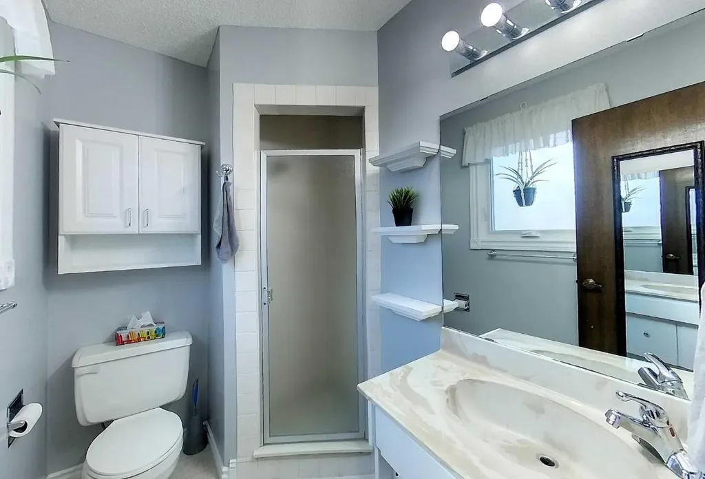 5722 11 Avenue Edson AB T7E1J6