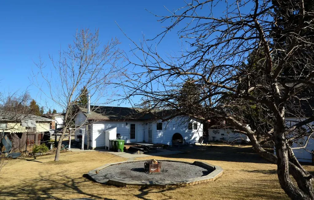 5722 11 Avenue Edson AB T7E1J6