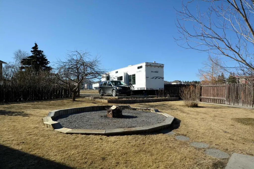 5722 11 Avenue Edson AB T7E1J6