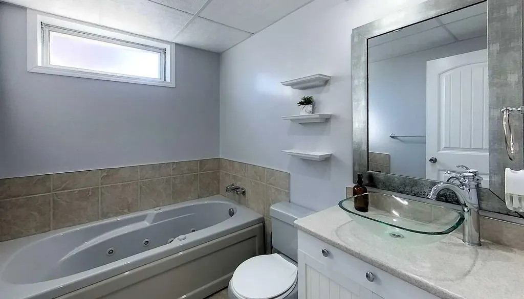 5722 11 Avenue Edson AB T7E1J6