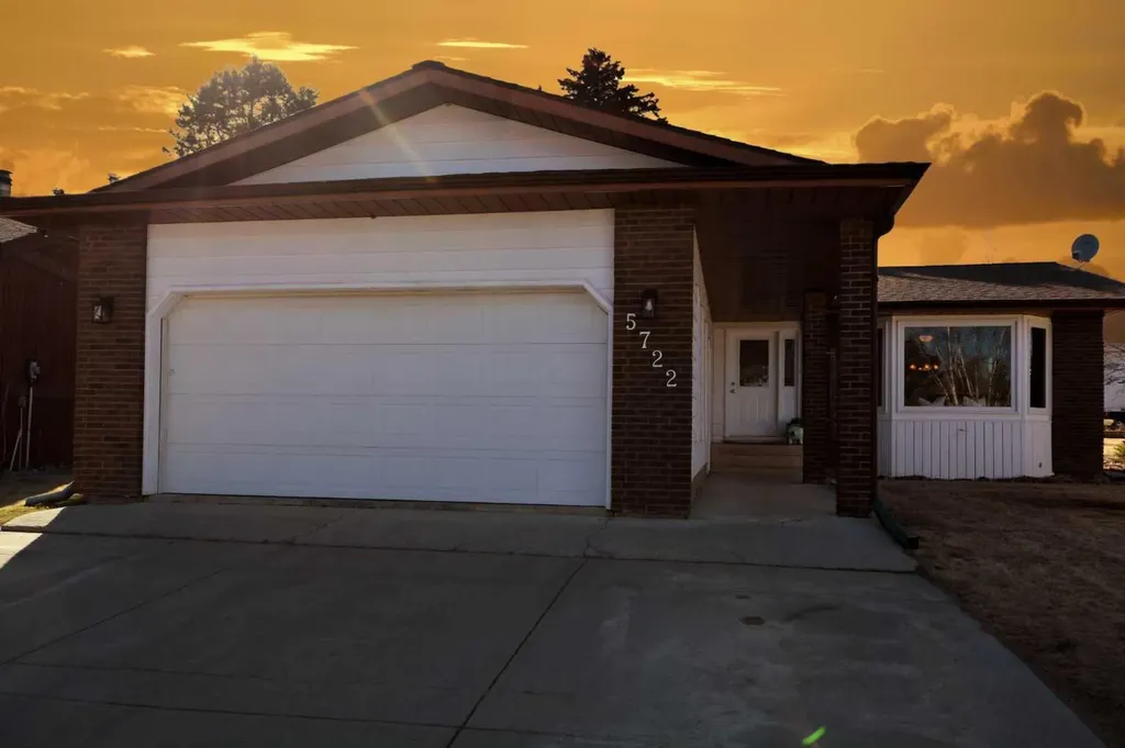 5722 11 Avenue Edson AB T7E1J6