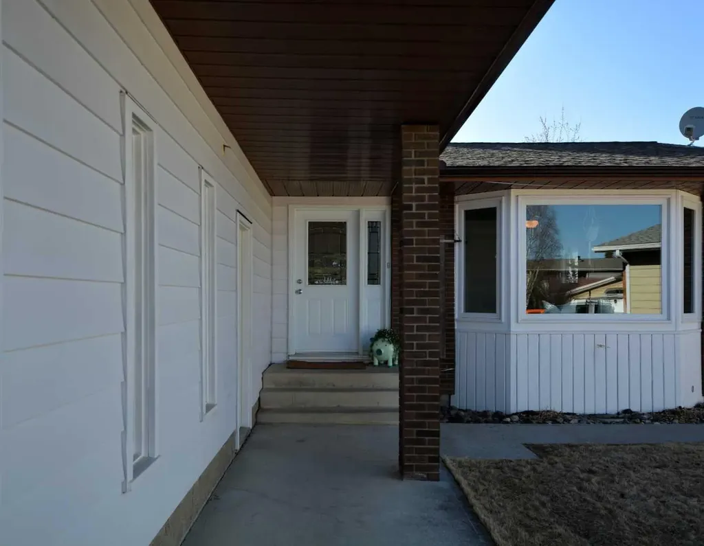 5722 11 Avenue Edson AB T7E1J6