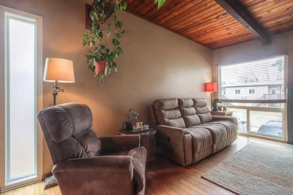172 Oaktree Lane SW Calgary AB T2V4E4