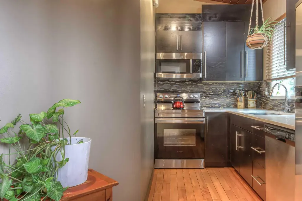 172 Oaktree Lane SW Calgary AB T2V4E4