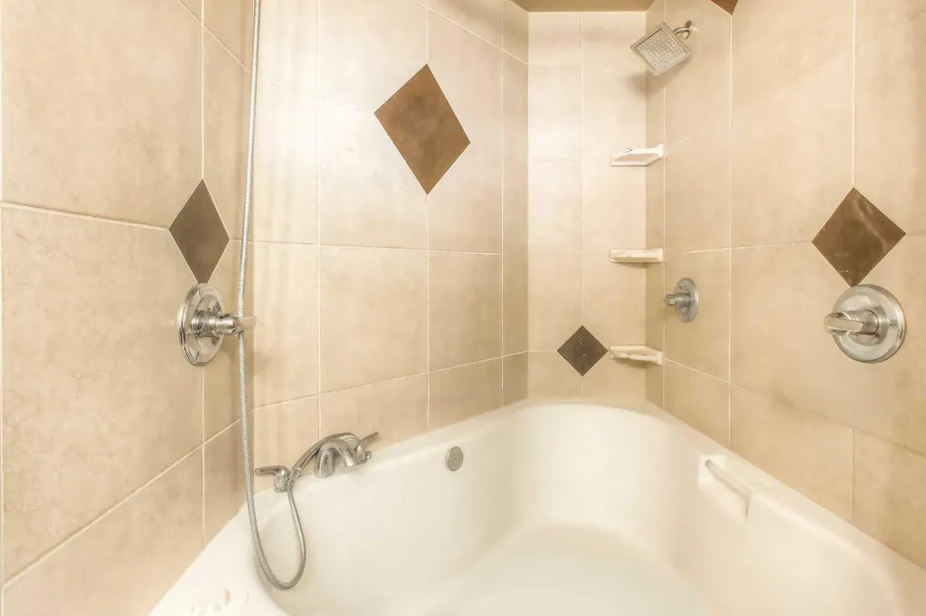 172 Oaktree Lane SW Calgary AB T2V4E4