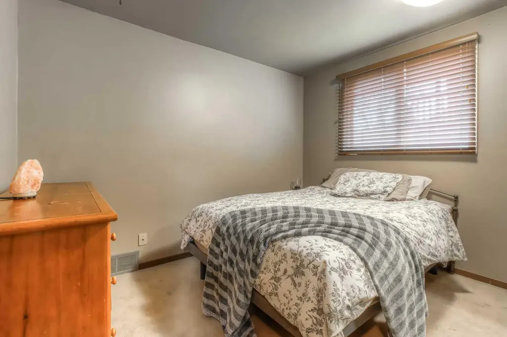 172 Oaktree Lane SW Calgary AB T2V4E4