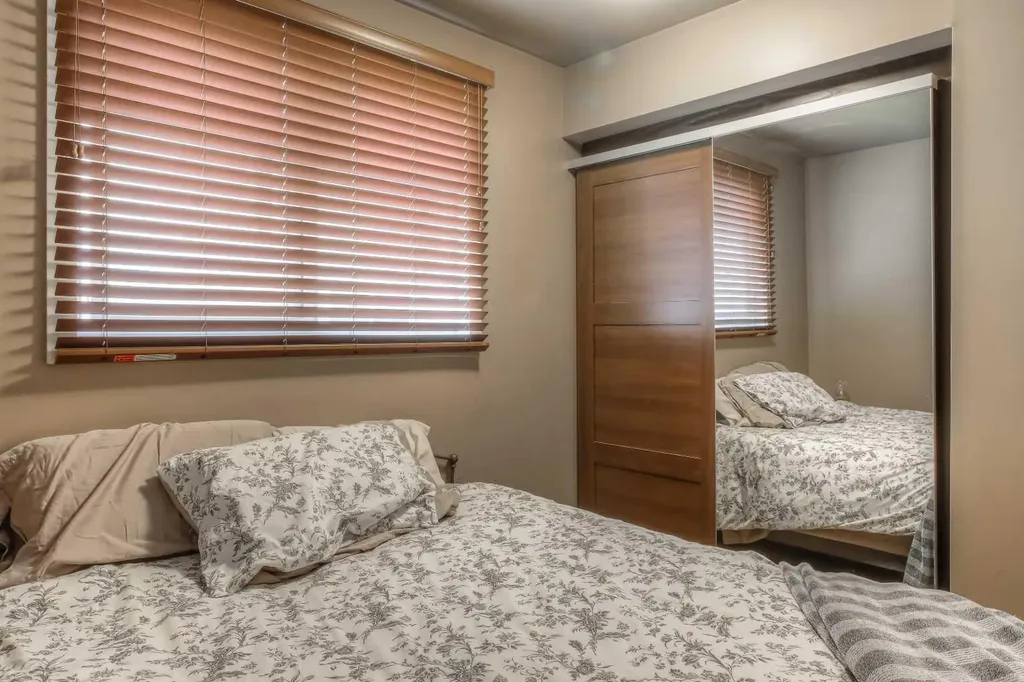 172 Oaktree Lane SW Calgary AB T2V4E4