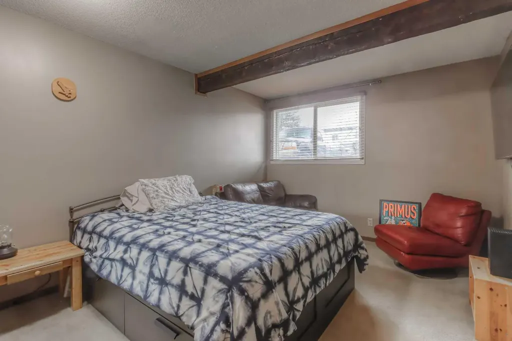 172 Oaktree Lane SW Calgary AB T2V4E4