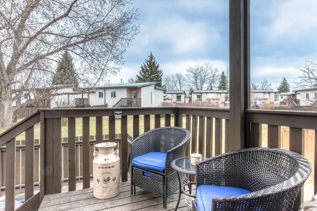 172 Oaktree Lane SW Calgary AB T2V4E4