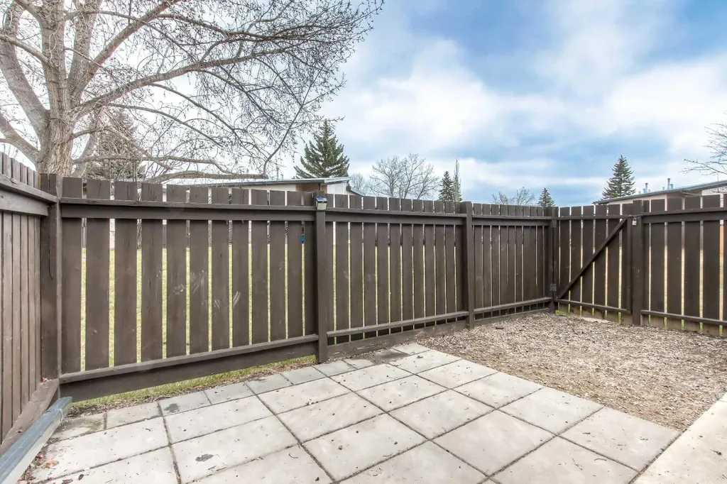 172 Oaktree Lane SW Calgary AB T2V4E4