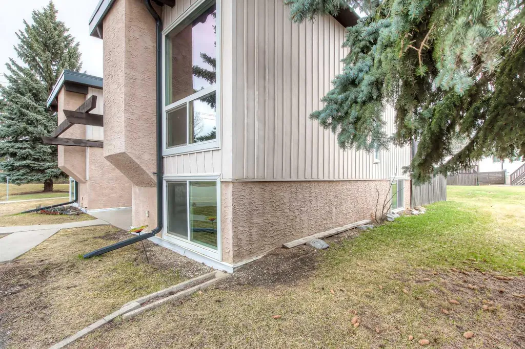 172 Oaktree Lane SW Calgary AB T2V4E4