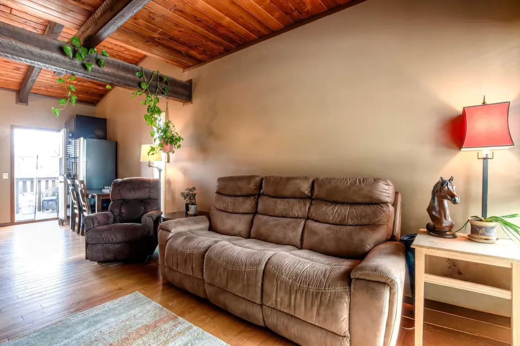 172 Oaktree Lane SW Calgary AB T2V4E4