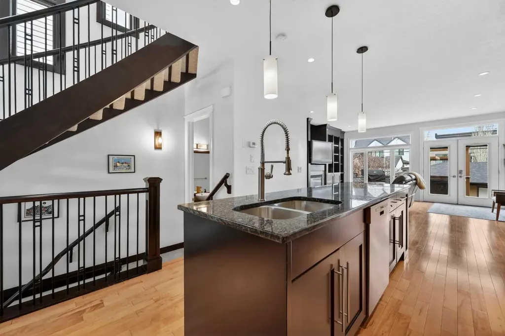 1924 48 Avenue SW Calgary AB T2T 2T3