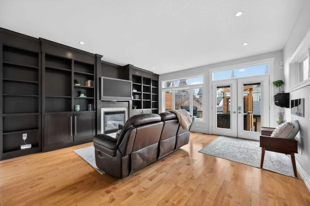 1924 48 Avenue SW Calgary AB T2T 2T3