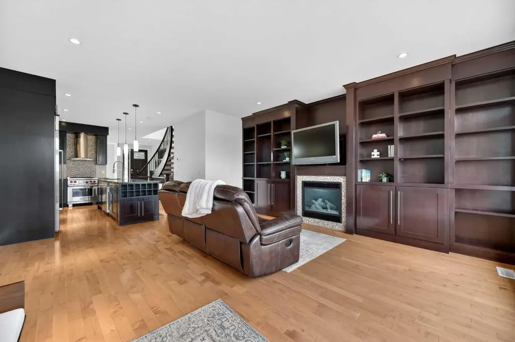 1924 48 Avenue SW Calgary AB T2T 2T3