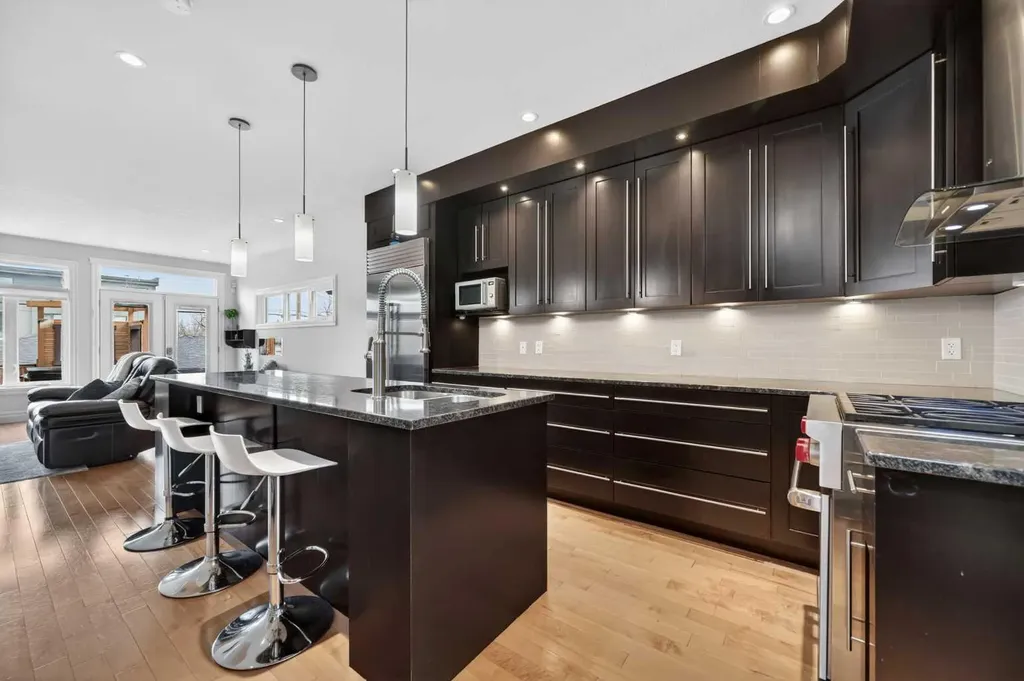 1924 48 Avenue SW Calgary AB T2T 2T3