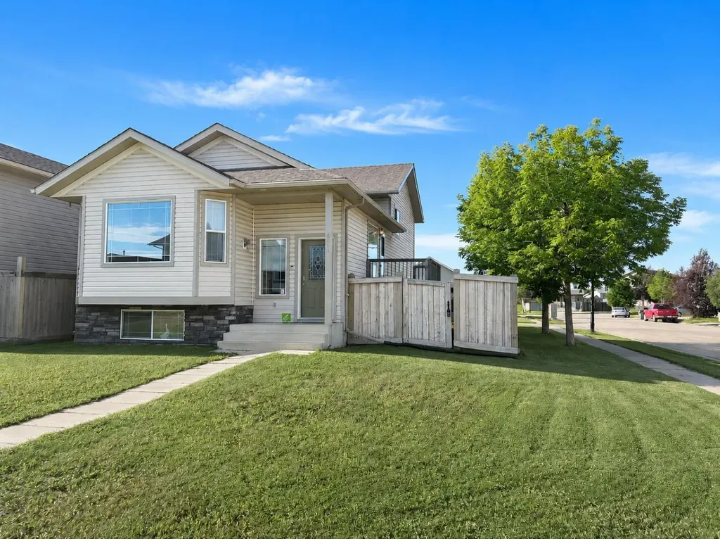 8941 70 Avenue Grande Prairie AB T8X 0C1