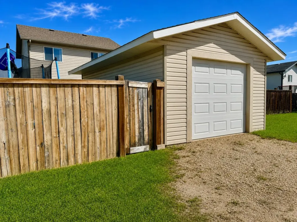 8941 70 Avenue Grande Prairie AB T8X 0C1