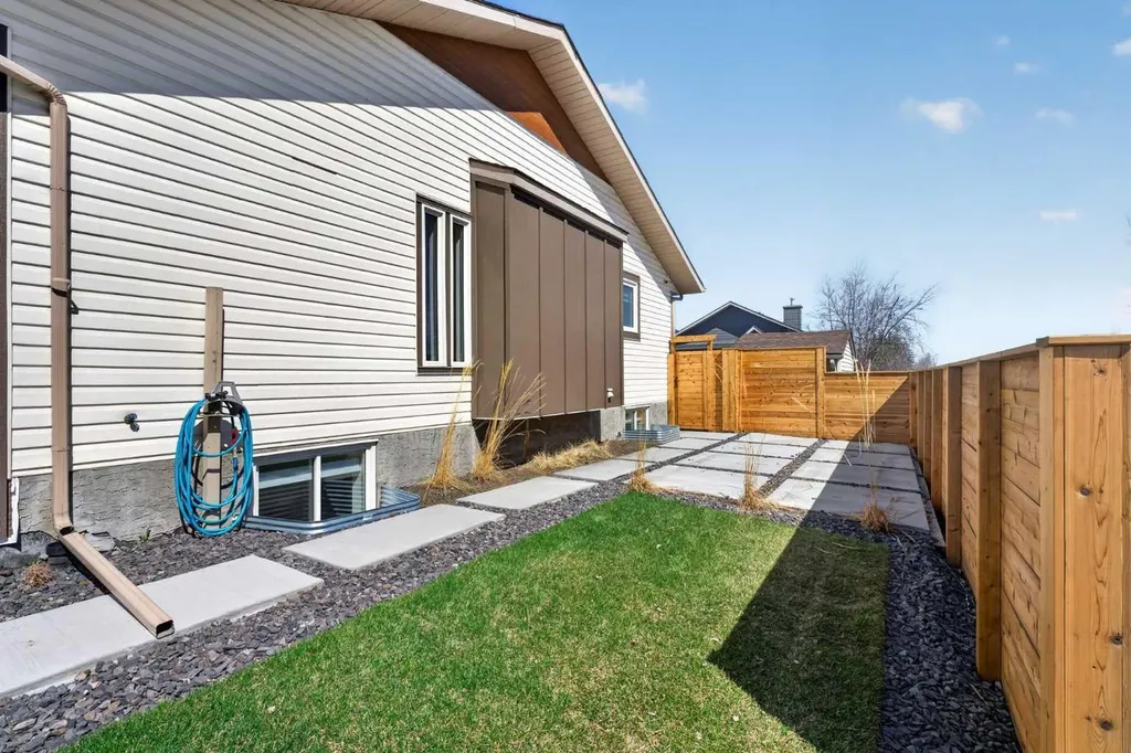 42 Sunvista Crescent SE Calgary AB T2X 3G2