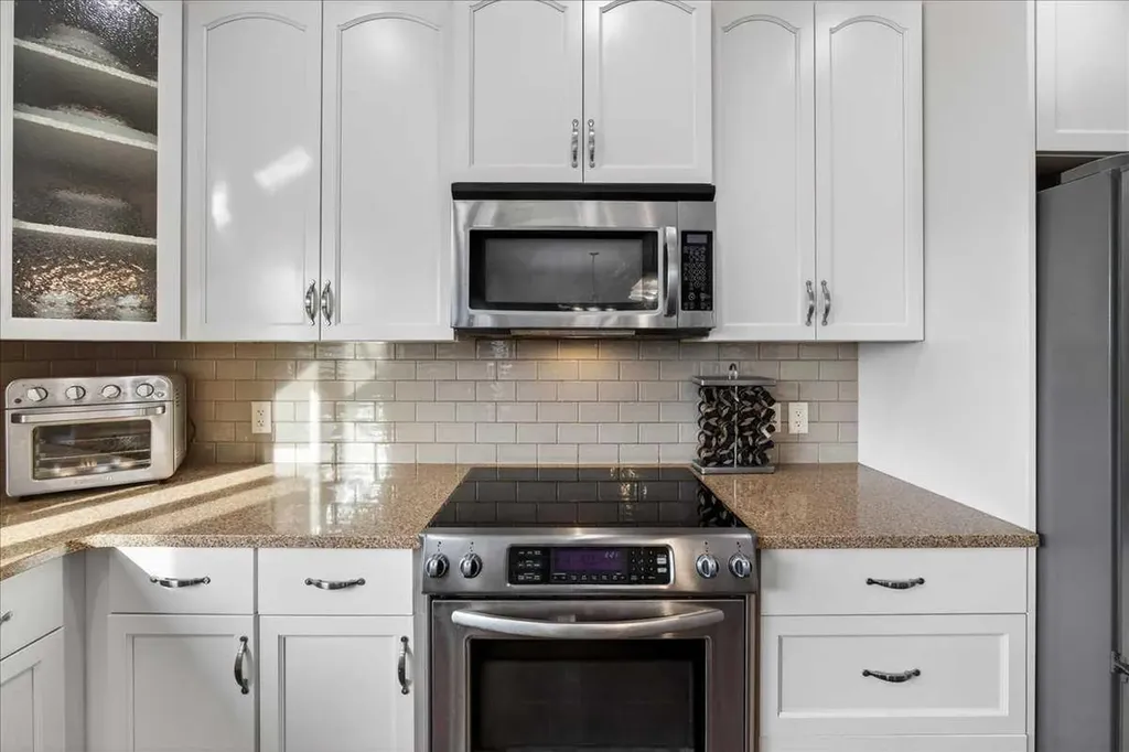 28 Evansview Manor NW Calgary AB T3P 0J7