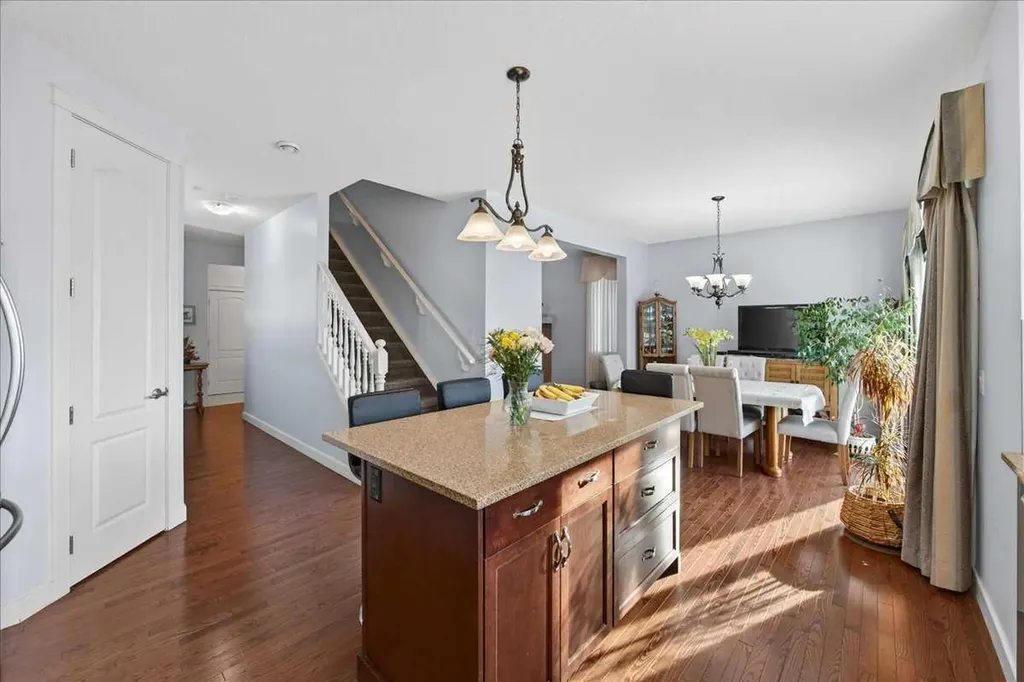 28 Evansview Manor NW Calgary AB T3P 0J7