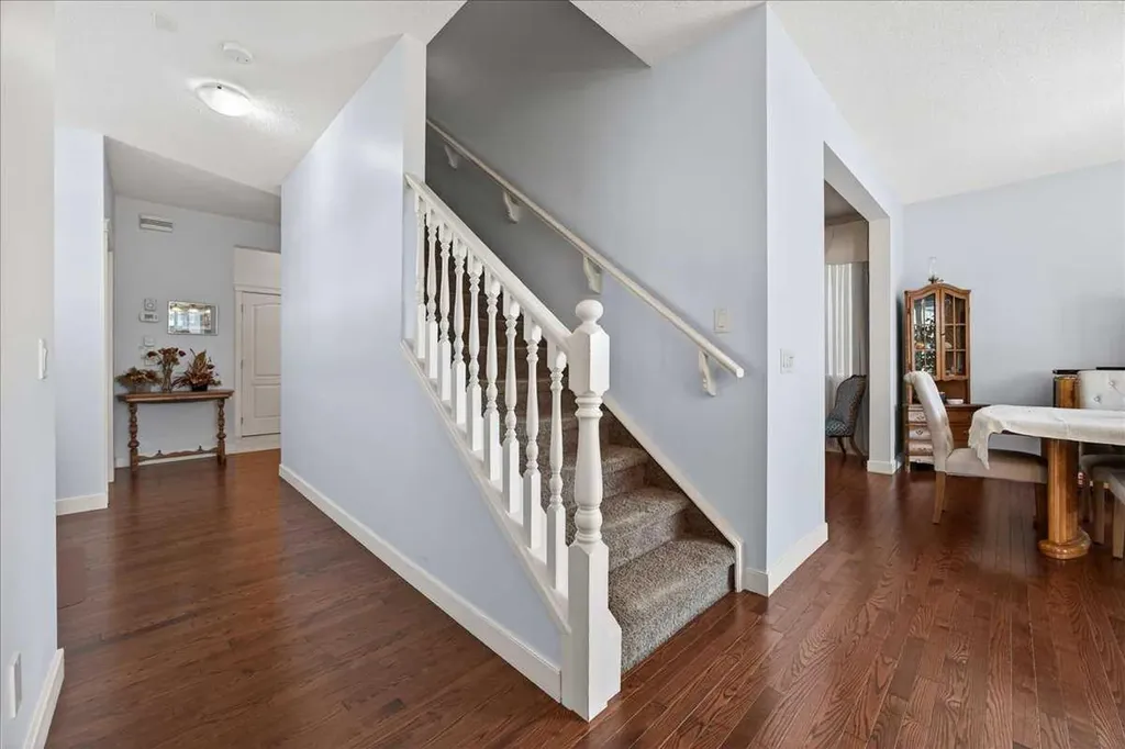 28 Evansview Manor NW Calgary AB T3P 0J7