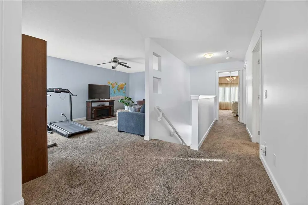 28 Evansview Manor NW Calgary AB T3P 0J7