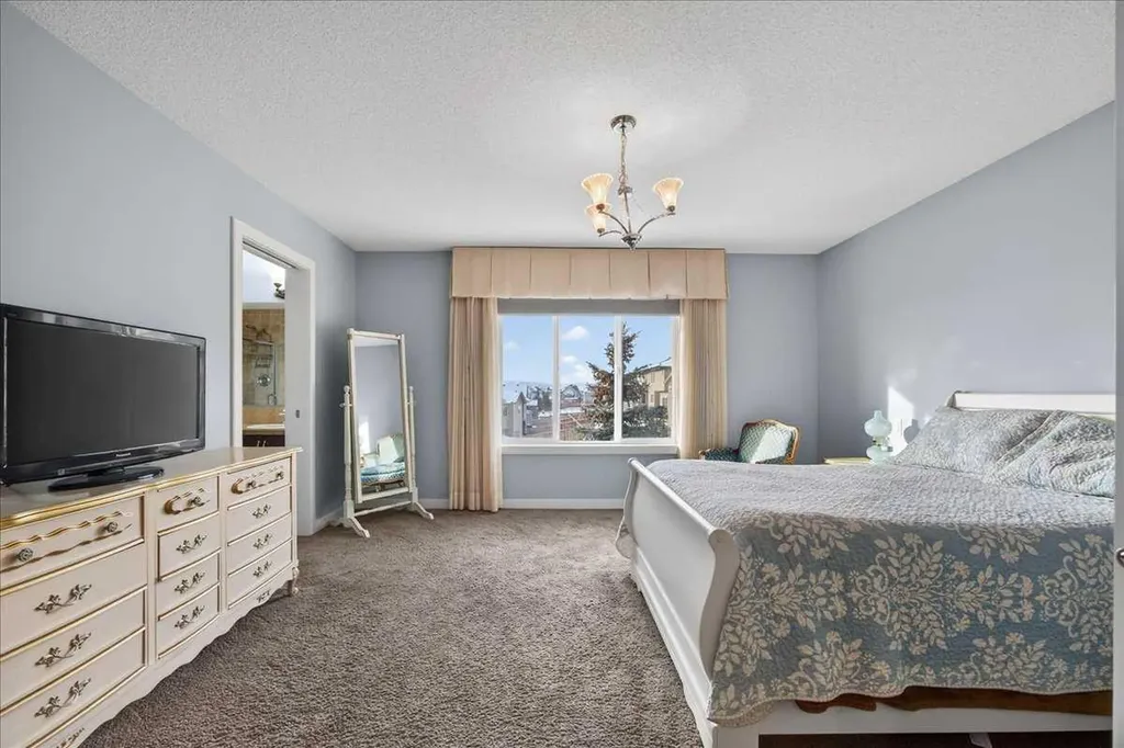 28 Evansview Manor NW Calgary AB T3P 0J7