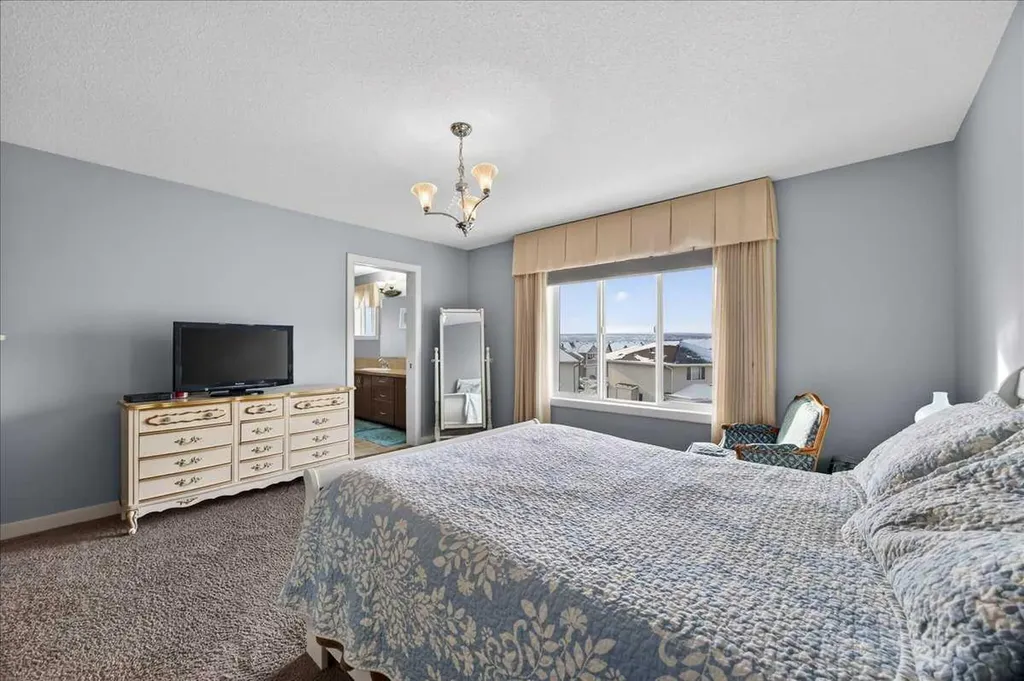 28 Evansview Manor NW Calgary AB T3P 0J7