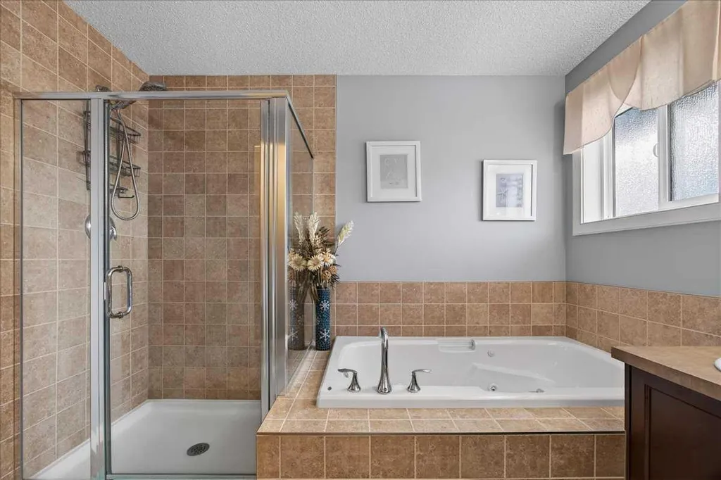 28 Evansview Manor NW Calgary AB T3P 0J7