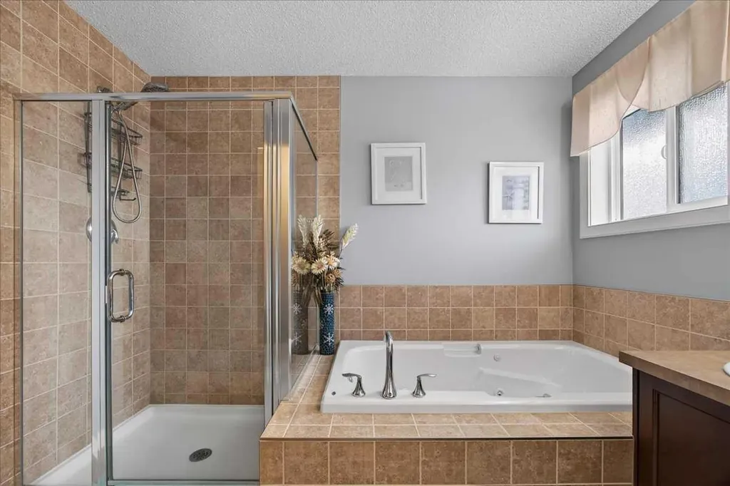 28 Evansview Manor NW Calgary AB T3P 0J7