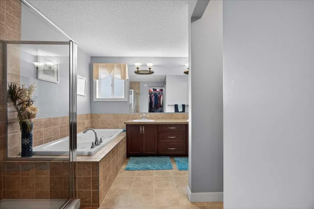 28 Evansview Manor NW Calgary AB T3P 0J7