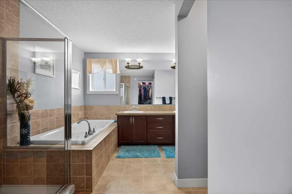 28 Evansview Manor NW Calgary AB T3P 0J7