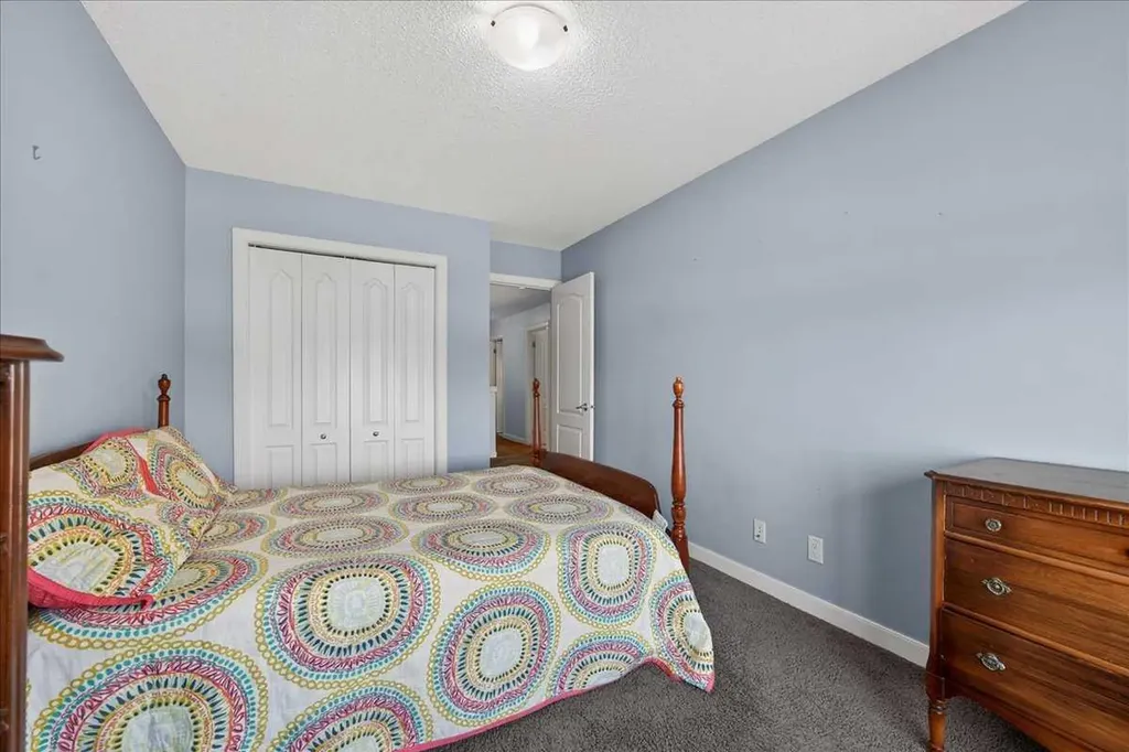 28 Evansview Manor NW Calgary AB T3P 0J7