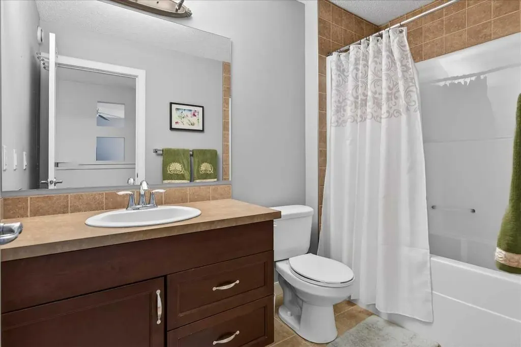 28 Evansview Manor NW Calgary AB T3P 0J7