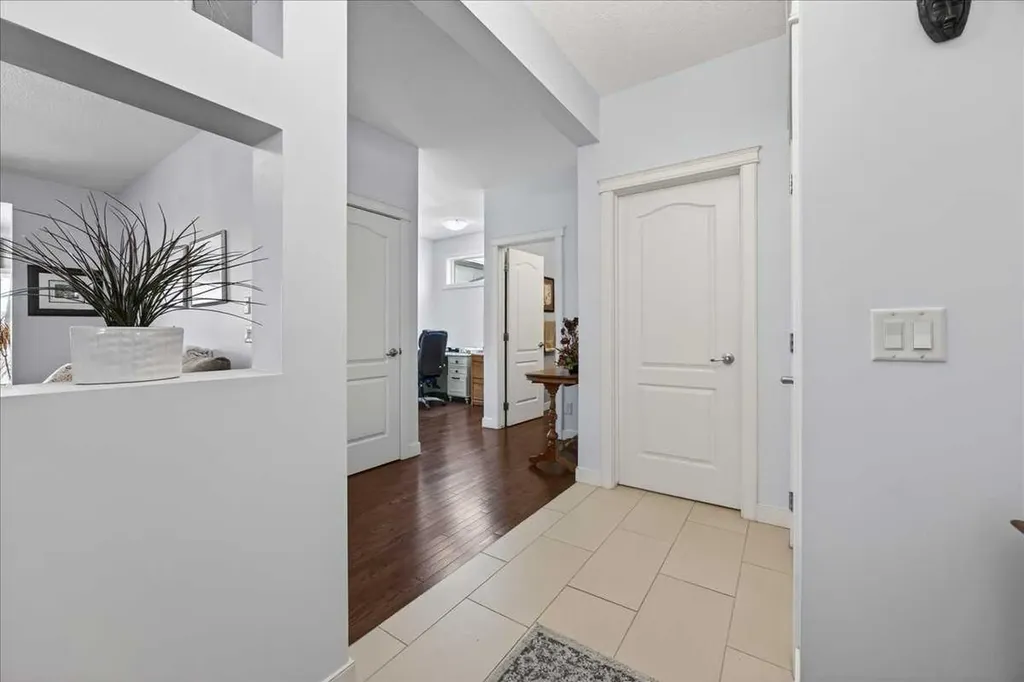 28 Evansview Manor NW Calgary AB T3P 0J7