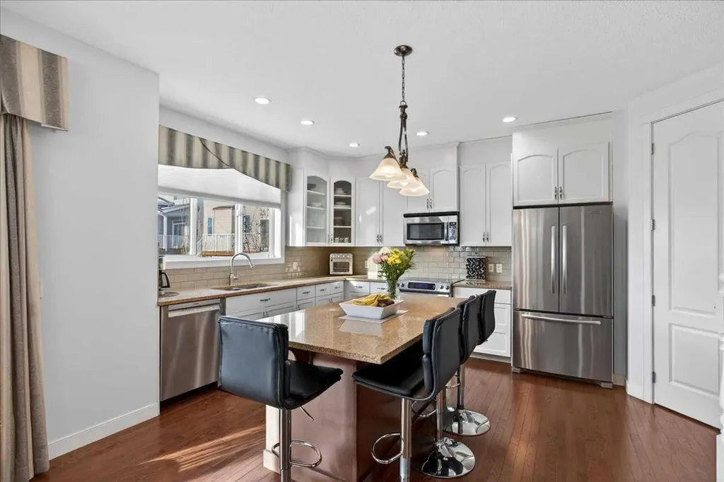 28 Evansview Manor NW Calgary AB T3P 0J7