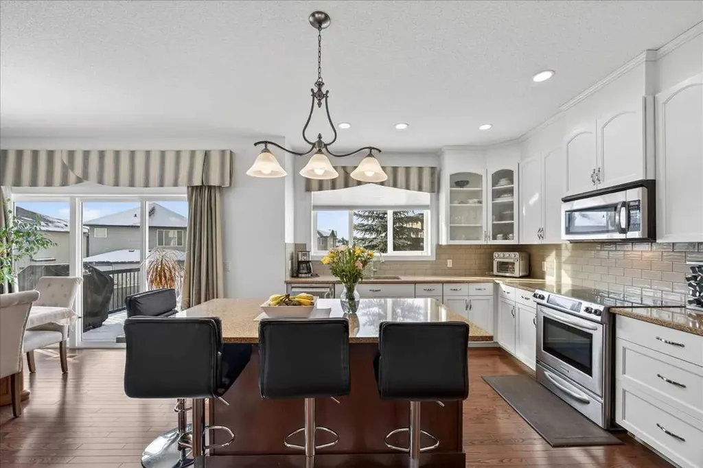 28 Evansview Manor NW Calgary AB T3P 0J7