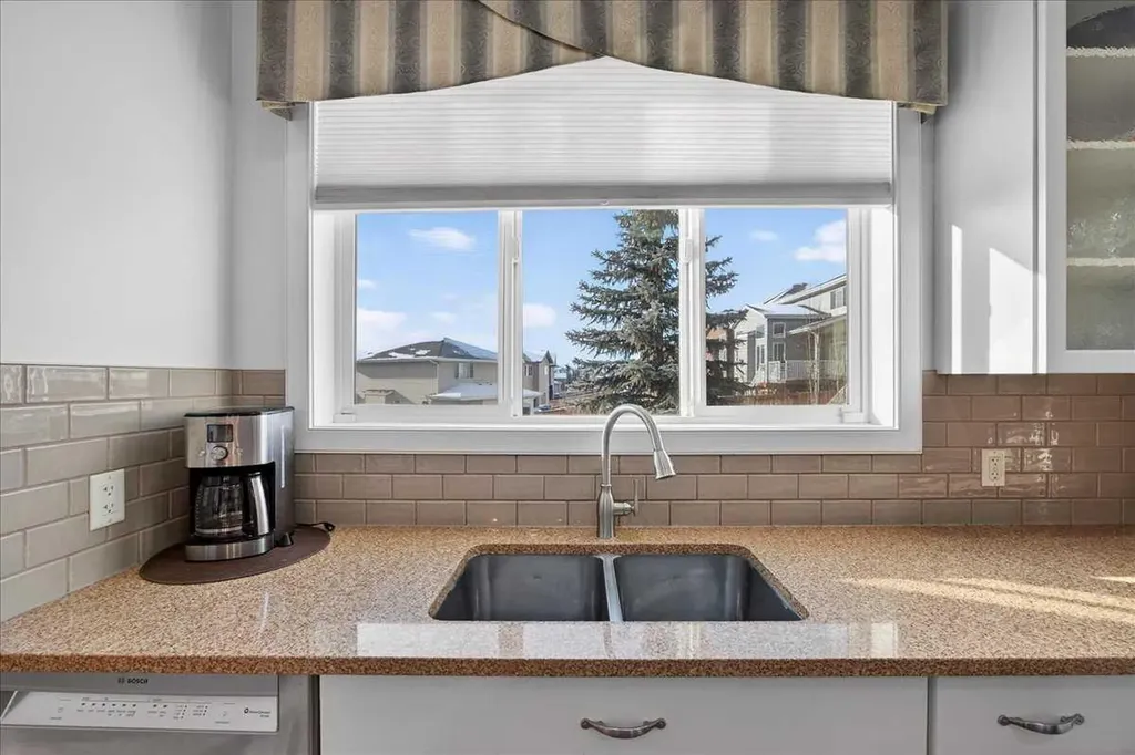 28 Evansview Manor NW Calgary AB T3P 0J7