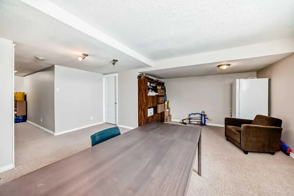2002 22 Avenue Bowden AB T0M0K0