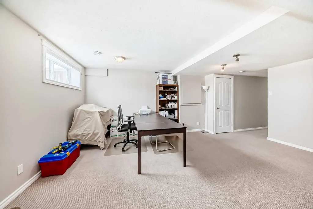 2002 22 Avenue Bowden AB T0M0K0