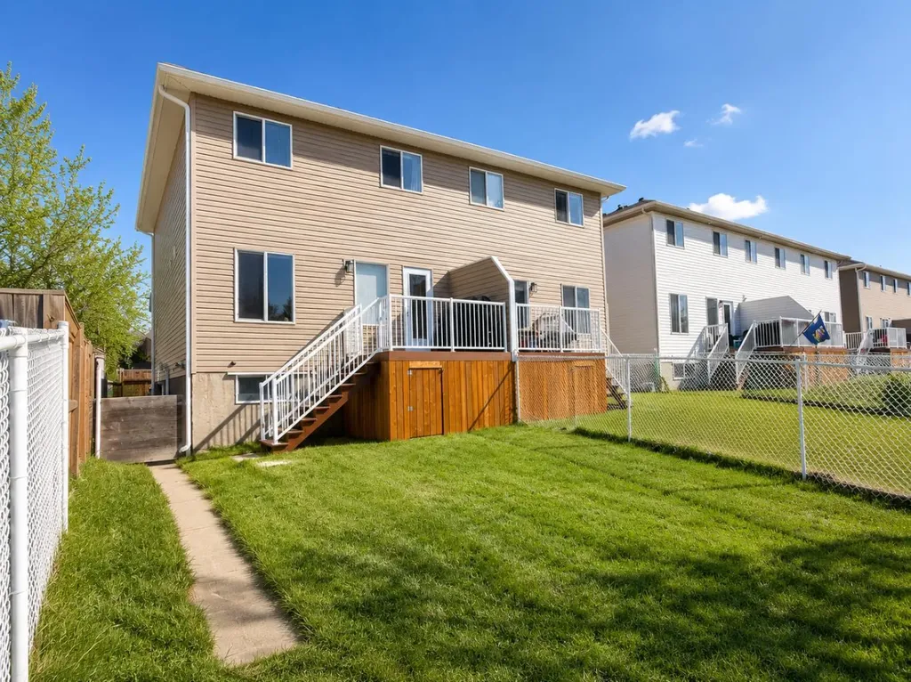2002 22 Avenue Bowden AB T0M0K0
