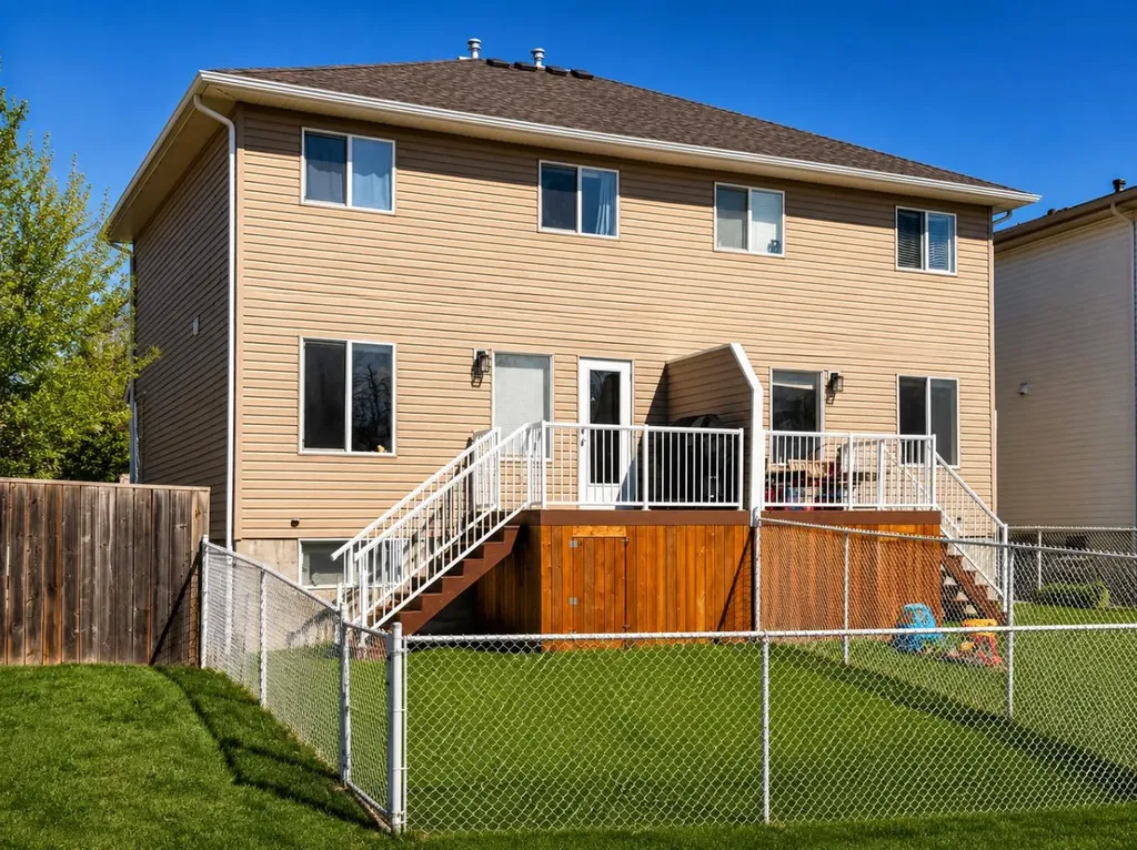 2002 22 Avenue Bowden AB T0M0K0