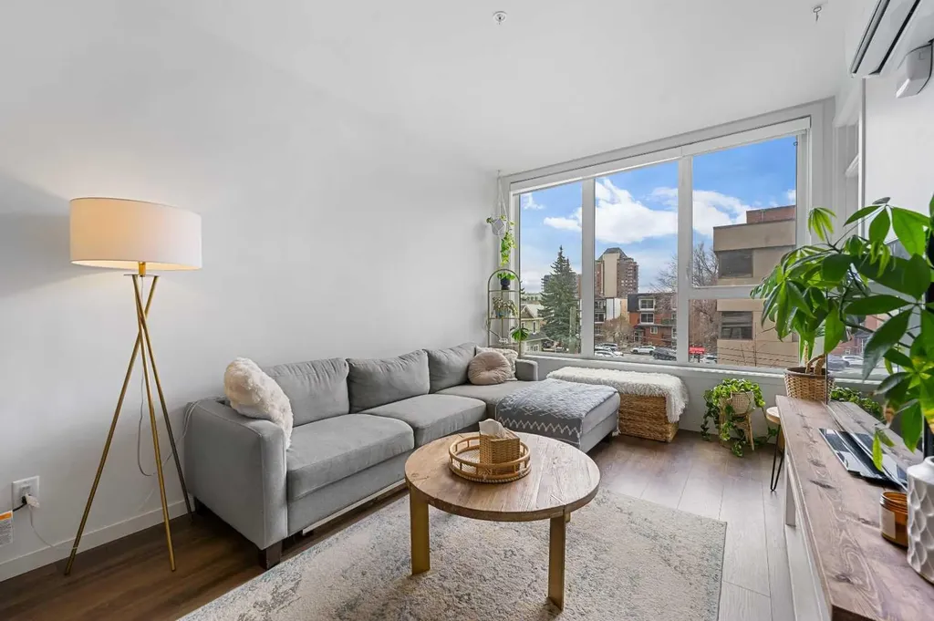 317 22 Avenue SW Calgary AB T2S 3H6