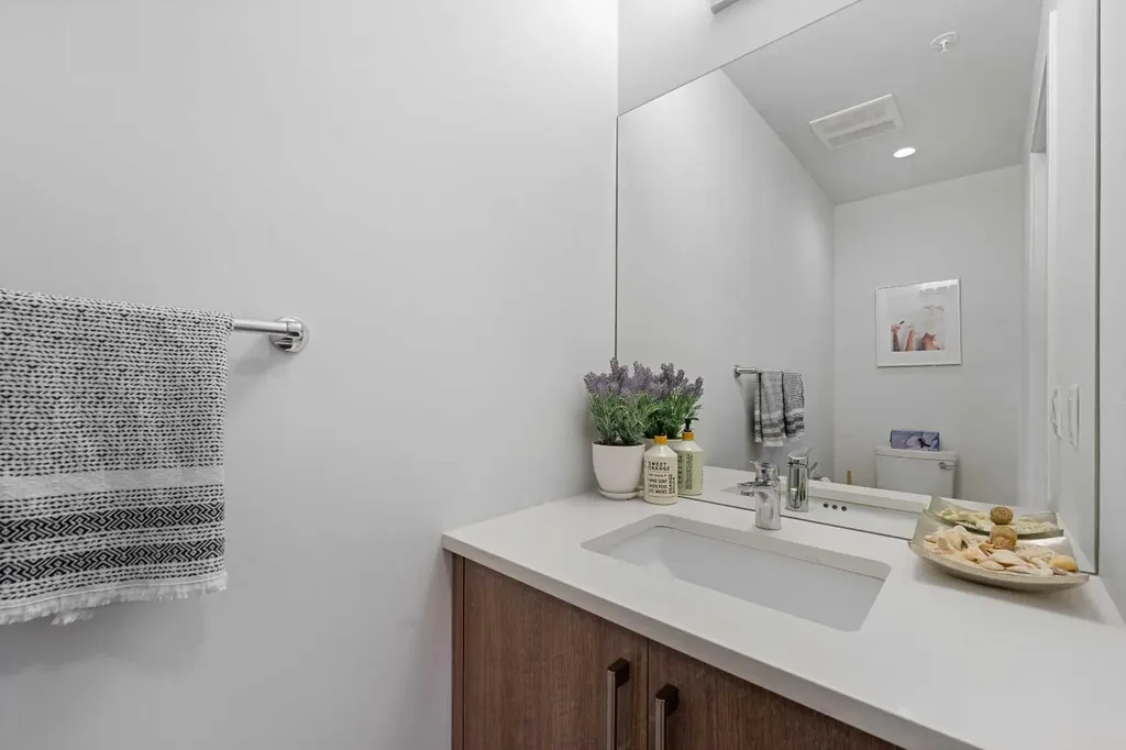 317 22 Avenue SW Calgary AB T2S 3H6