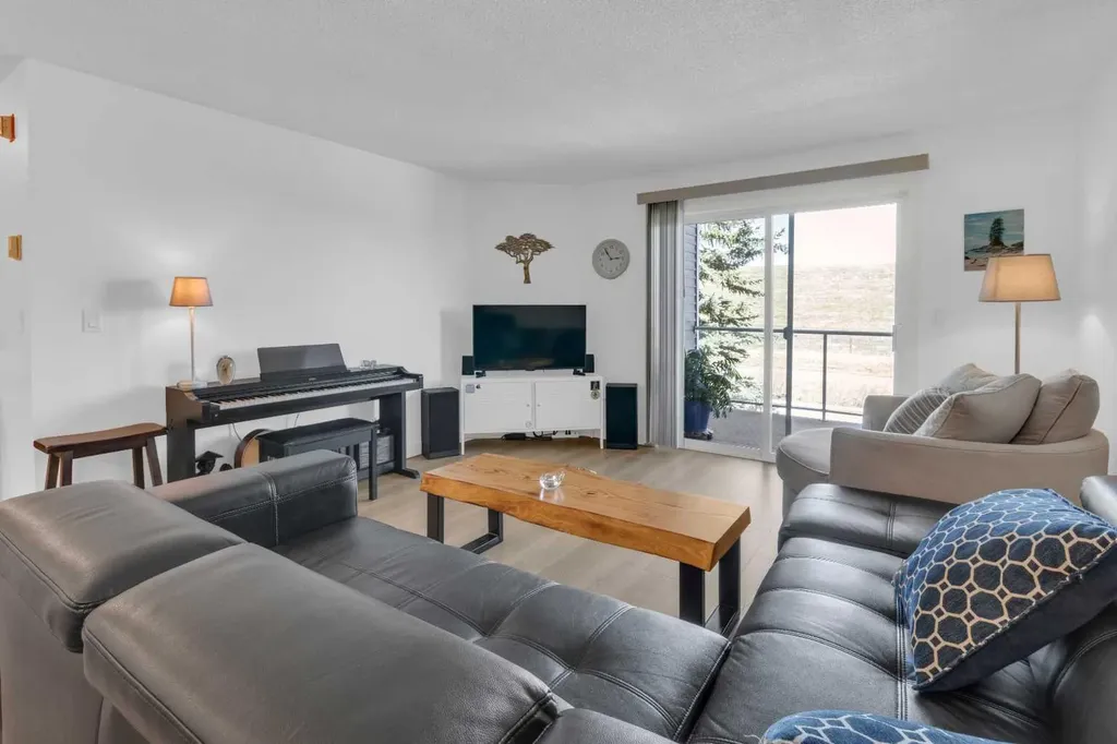 2212 Tuscarora Manor NW Calgary AB T3L 2J9