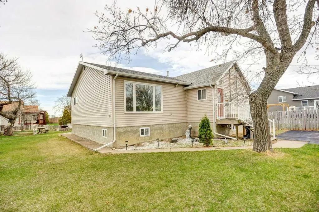 379N 300 E Raymond AB T0K 2S0