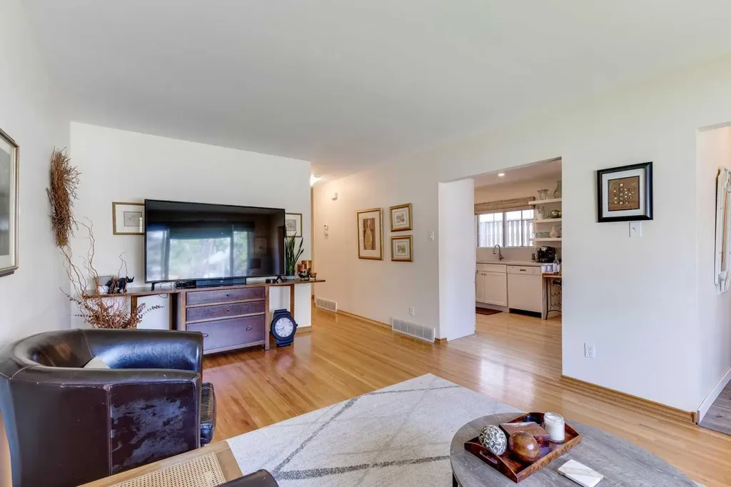 1333 Rosehill Drive NW Calgary AB T2K 1M3